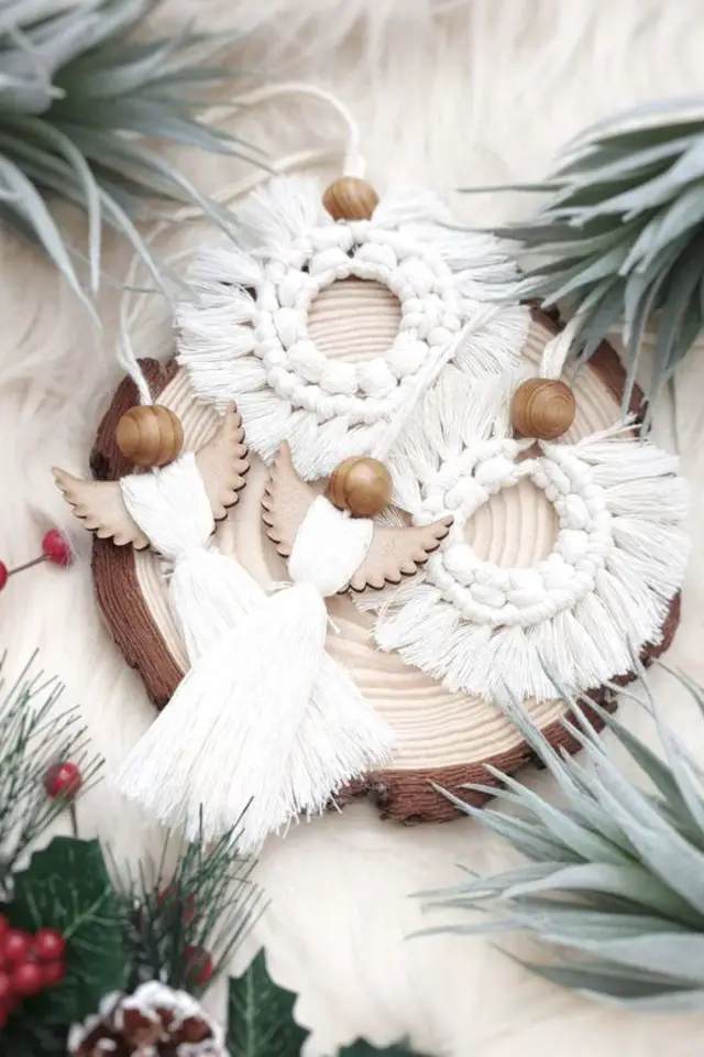exemple decoration sapin style scandinave déco macramé DIY blanc pompons en laine