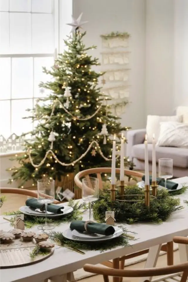 exemple decoration sapin style scandinave salon salle à manger chaleureux cosy bougies guirlande lumineuse blanche