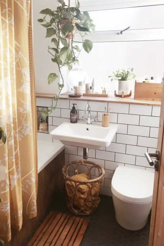 exemple organisation salle de bain rangement reboarde de fenêtre boite dessus lavabo petite pièce d'eau