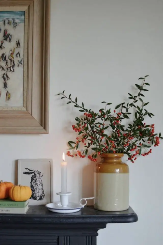 exemple petite deco naturelle vase engré bicolore plante fleur banche posé cheminée
