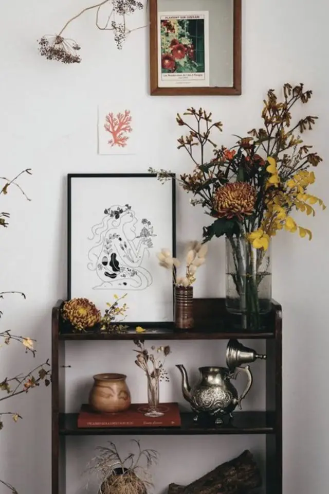 exemple petite deco naturelle petite étagère basse vases fleurs couleurs automne jaune marron moderne