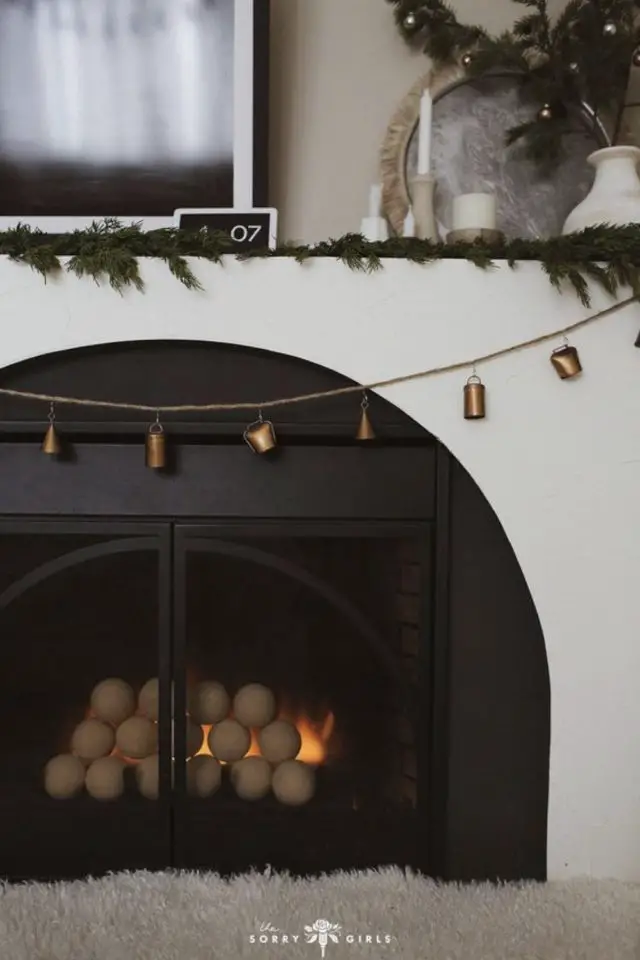 foyer cheminee cintre exemple minimaliste épuré arche noir et blanc