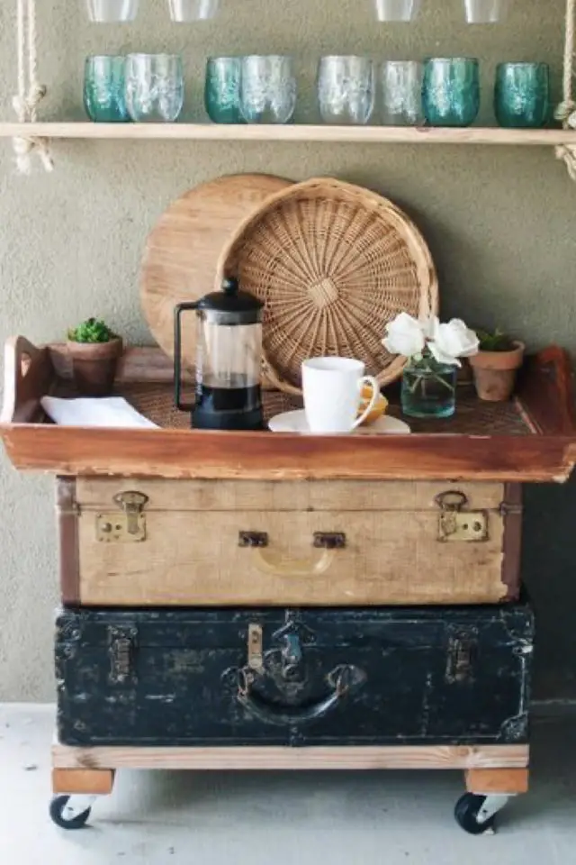 recycler valise ancienne exemple socle à roulette meuble appoint petit déj plateau vintage