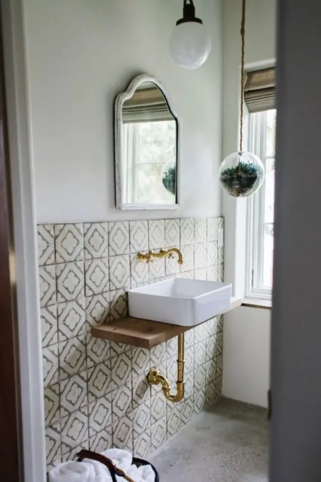 salle de bain carrelage mural motif chic soubassement blanc beige bleu losange vintage