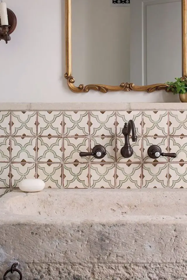 salle de bain carrelage mural motif chic crédence meuble vasque carreaux de ciment élégant