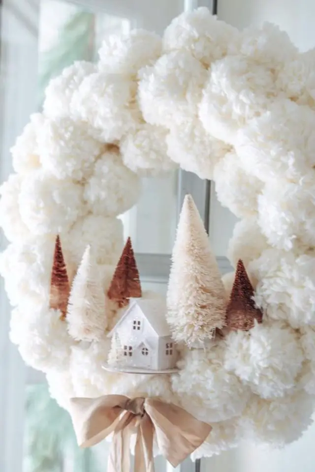 DIY noel decoration en laine couronne en pompons blanc chic élégant sapin maisonnette décor noeud