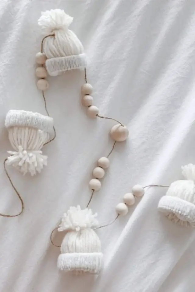 DIY noel decoration en laine guirlande facile perles de bois petit bonnet