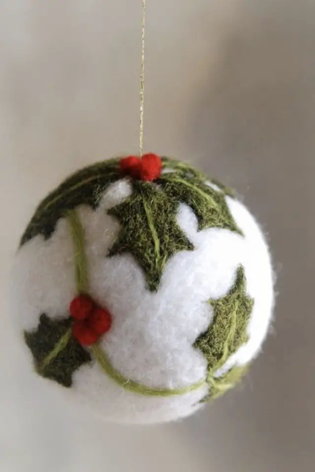 DIY noel decoration en laine boule à suspendre laine feutrée décor vert et blanc