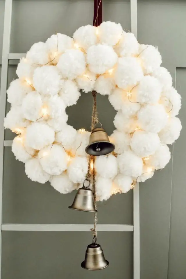 DIY noel decoration en laine couronne décorative faite à la main pompons écru beige blanc clochette