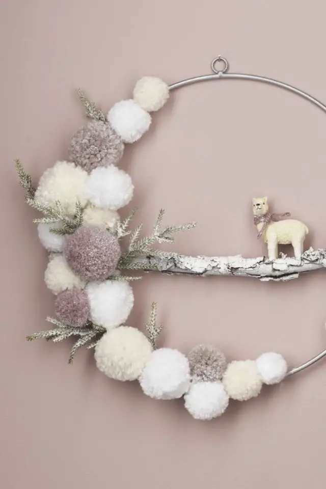 DIY noel decoration en laine couronne moderne pompons blanc écru rose poudré décor