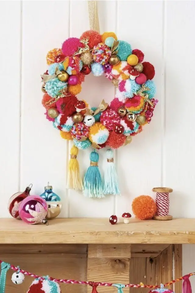 DIY noel decoration en laine couronne multicolore pompons chutes tricot