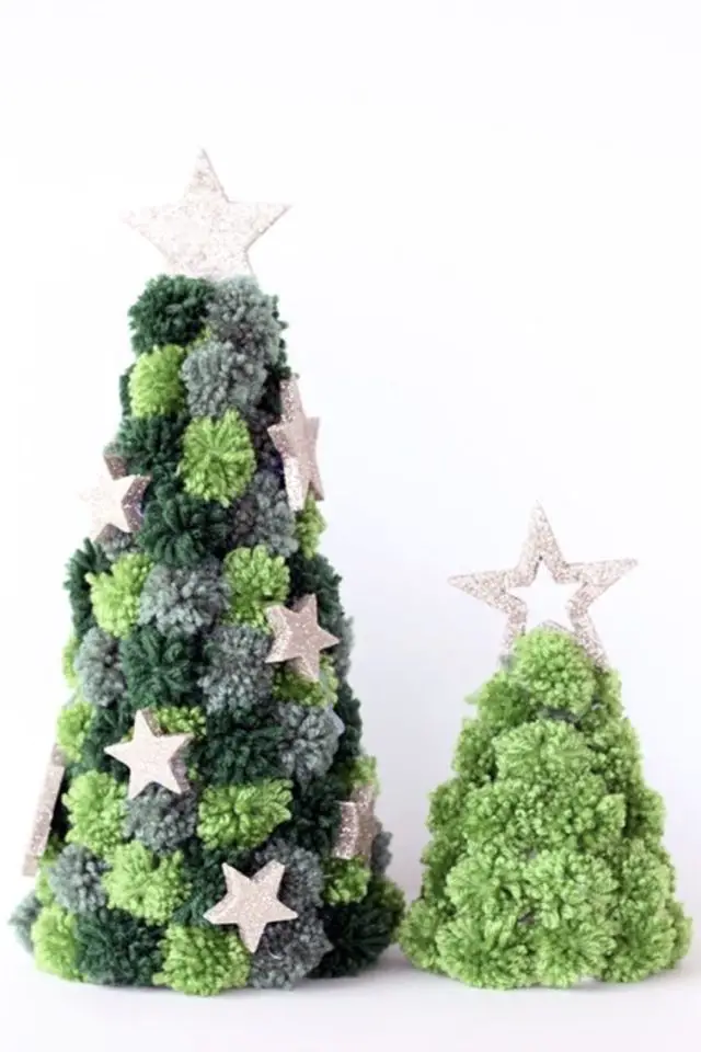 DIY noel decoration en laine sapin fêtes fin d'années pompons vert et petites étoiles à faire soi même