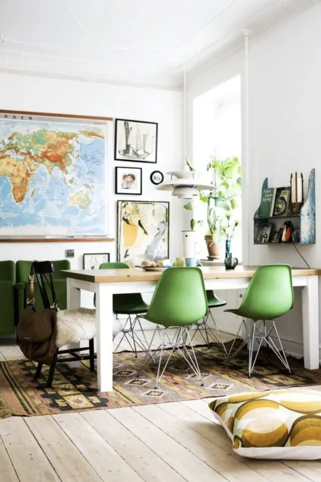 carte vintage planisphere deco interieur exemple salle à manger personnalisée table blanc et bois chaises rétro