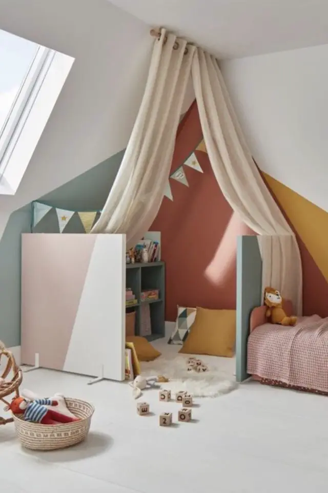 chambre enfant cosy moderne exemple coin jeu ciel de lit mélange couleur rose bleu jaune terracotta