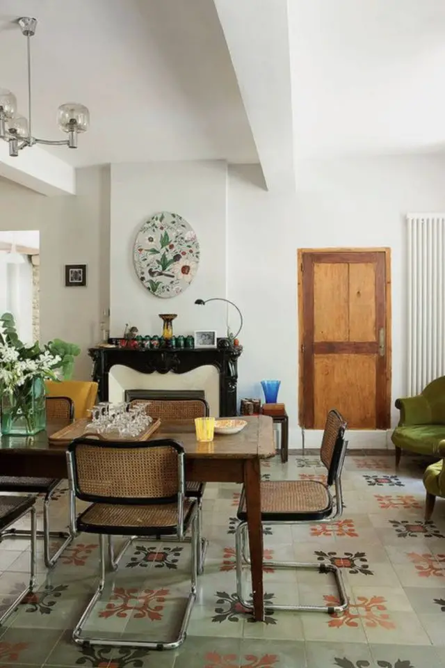 deco eclectique vintage salle a manger chaise vintage cannage grand tapis cheminée en marbre
