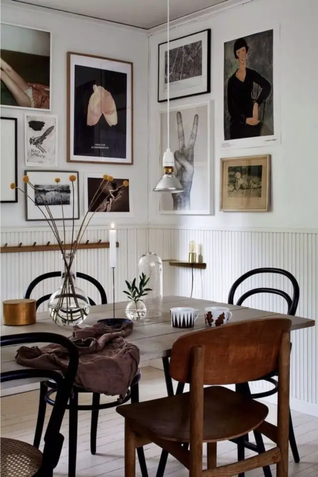 decor salle a manger eclectique exemple mix and match déco murale cadre chaises vintage