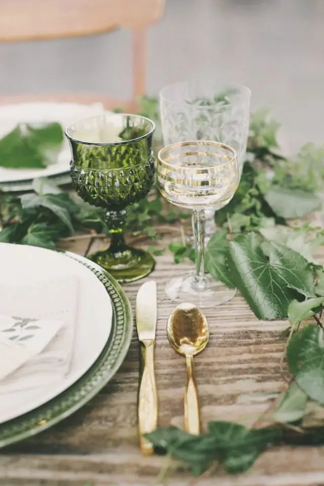 decorer avec objet en verre exemple décor de table verre coloré à pied