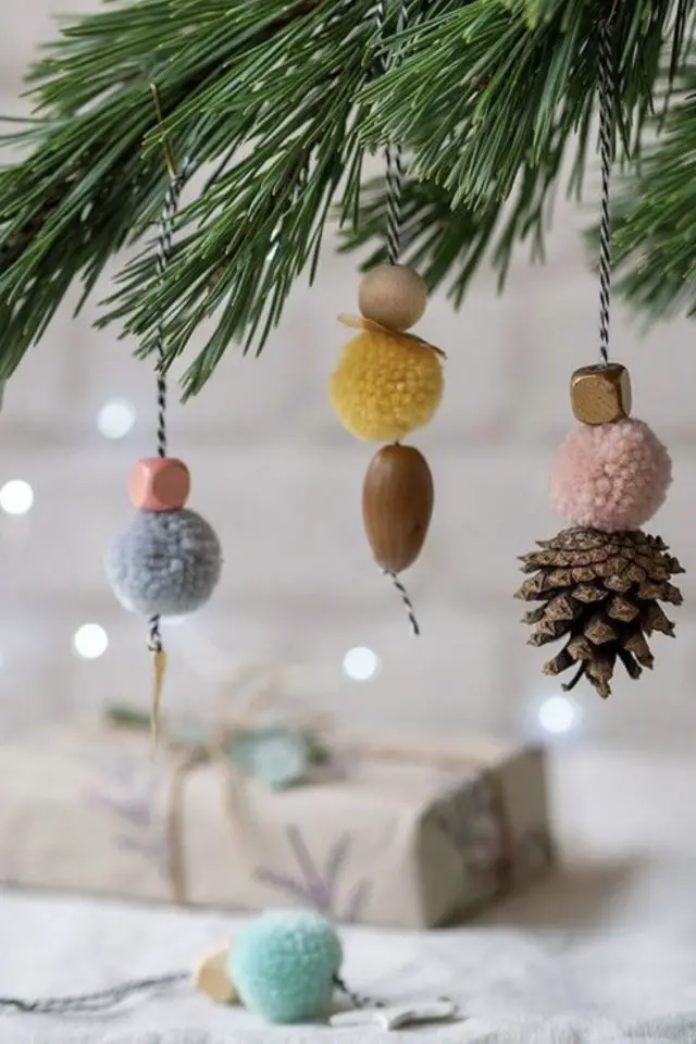 exemple deco noel diy laine petite décoration de sapin DIY pompons et pommes de pin
