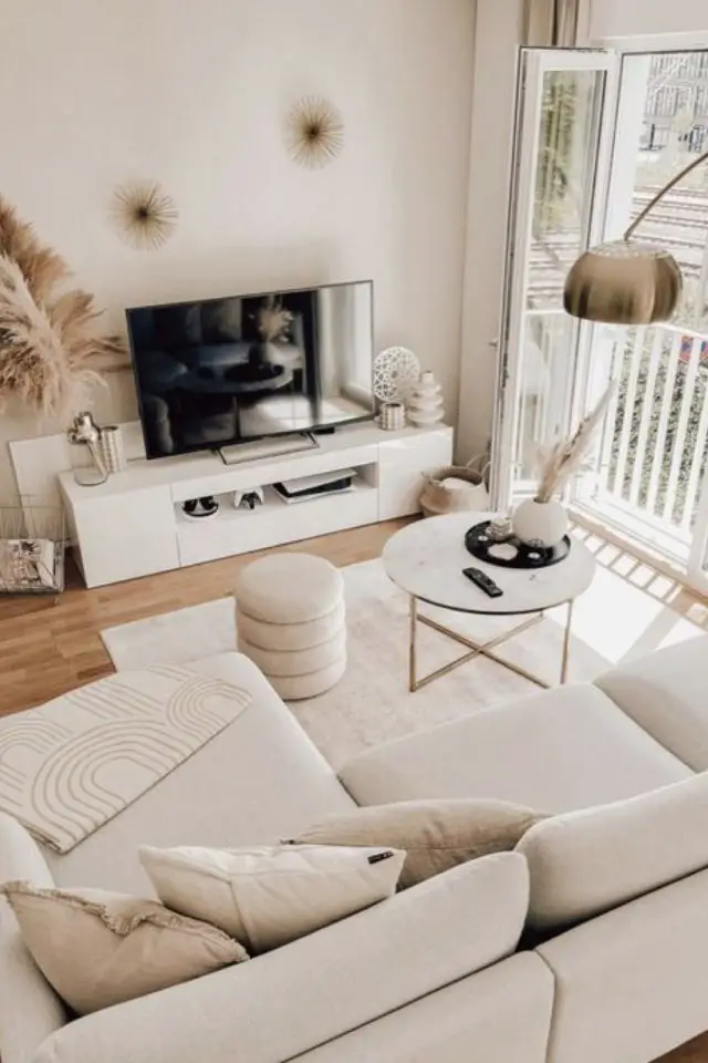 exemple deco salon neutre et cosy parquet bois naturel tapis et canapé beige meuble tv blanc