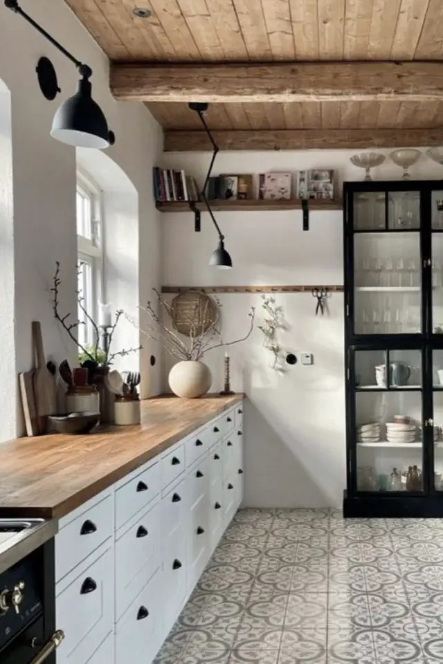 exemple decor cuisine farmhouse campagne chic plan de travail bois vitrine noire carreaux de ciment rétro revêtement sol mobilier blanc classique