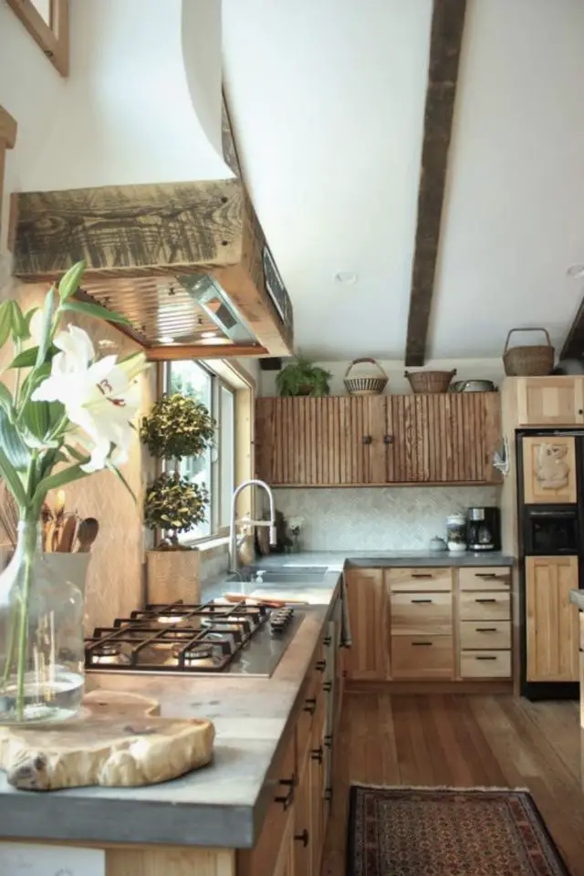 exemple decor cuisine farmhouse campagne chic meuble en bois poutres au plafond simplicité
