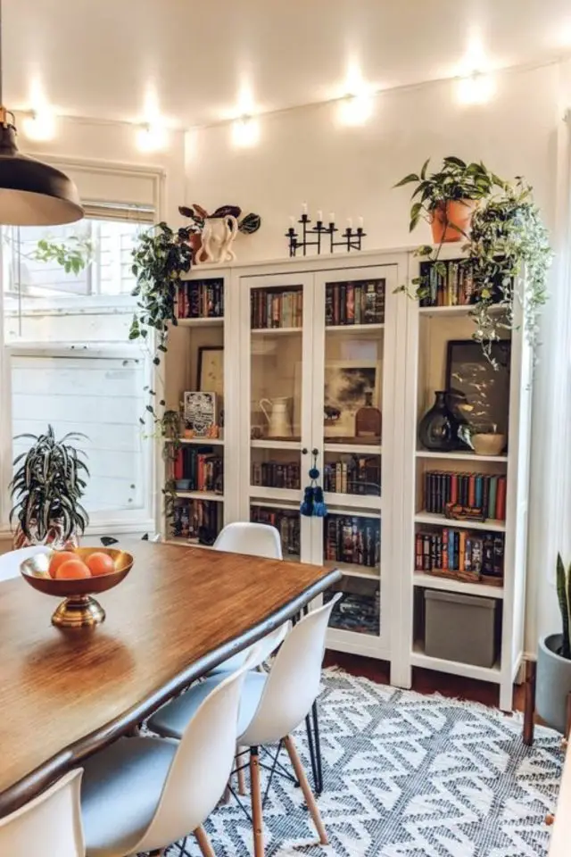 idee deco detail meuble salle a manger vitrine blanche plantes vertes bougeoirs ambiance naturelle