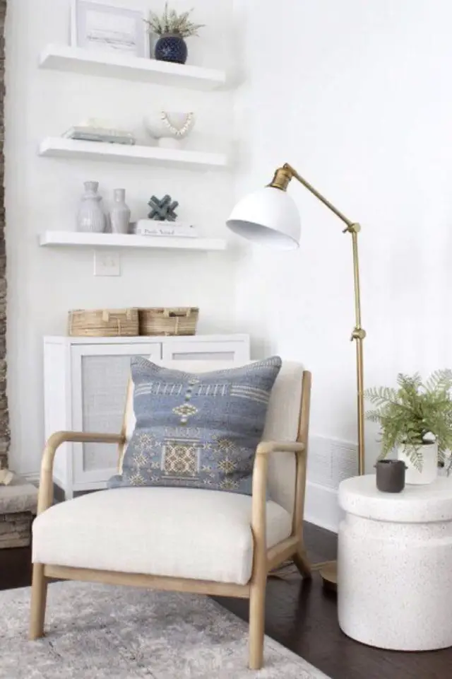 meubler angle salon fauteuil cosy moderne beige et bois clair tapis chic bout de cannapé arrondi lampadaire ajustable orientable élégant étagères murales blanches