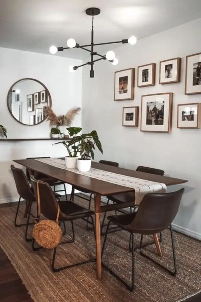 salle a manger luminaire dessus table suspension métal noir et globe épuré moderne meuble en bois foncé cadres muraux
