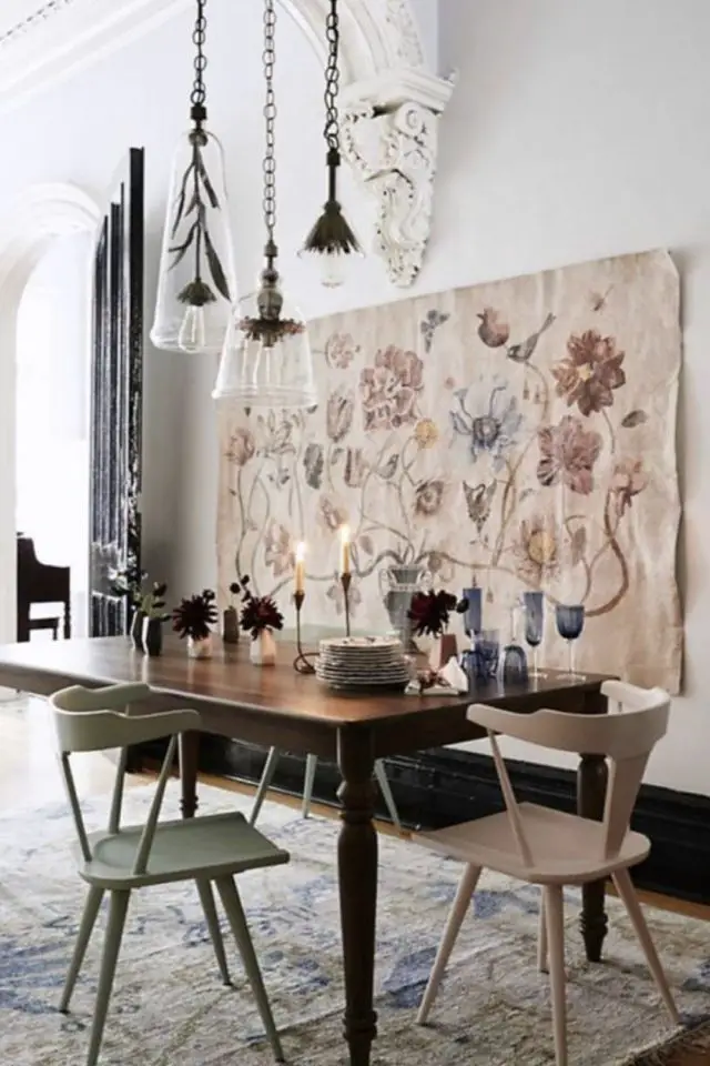 salle a manger style eclectique grande tenture textile dessin floral table en bois sombre chaises vintage design
