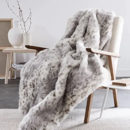 ambiance cocooning textile cosy Plaid imitation fourrure grise et écrue imprimé léopard des neiges