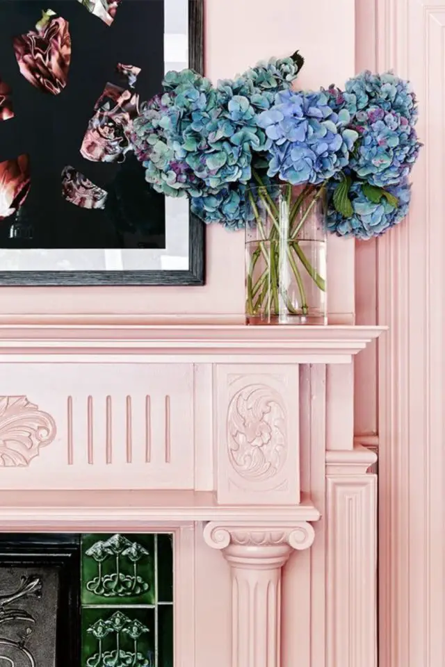 cheminee couleur rose exemple deco pastel élégant chic moulure détails