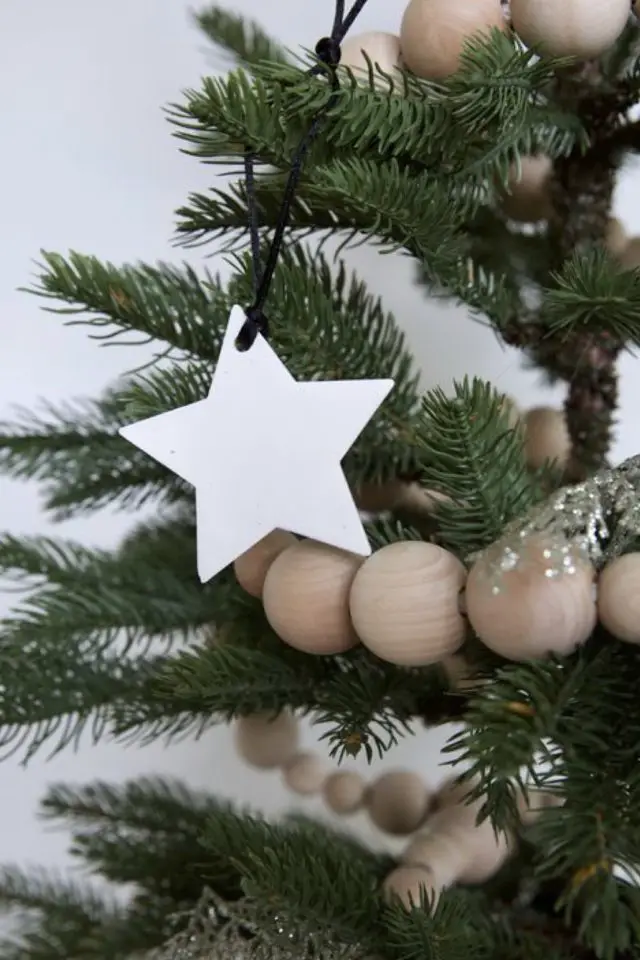 coup de coeur deco noel décor sapin minimaliste boule en bois étoile blanche simple chic