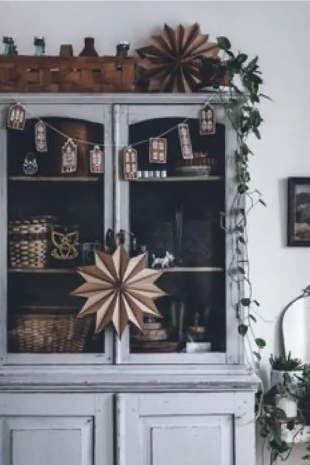 coup de coeur deco noel buffet vitrine vaisselier étoile en carton kraft DIY guirlande maisonnette