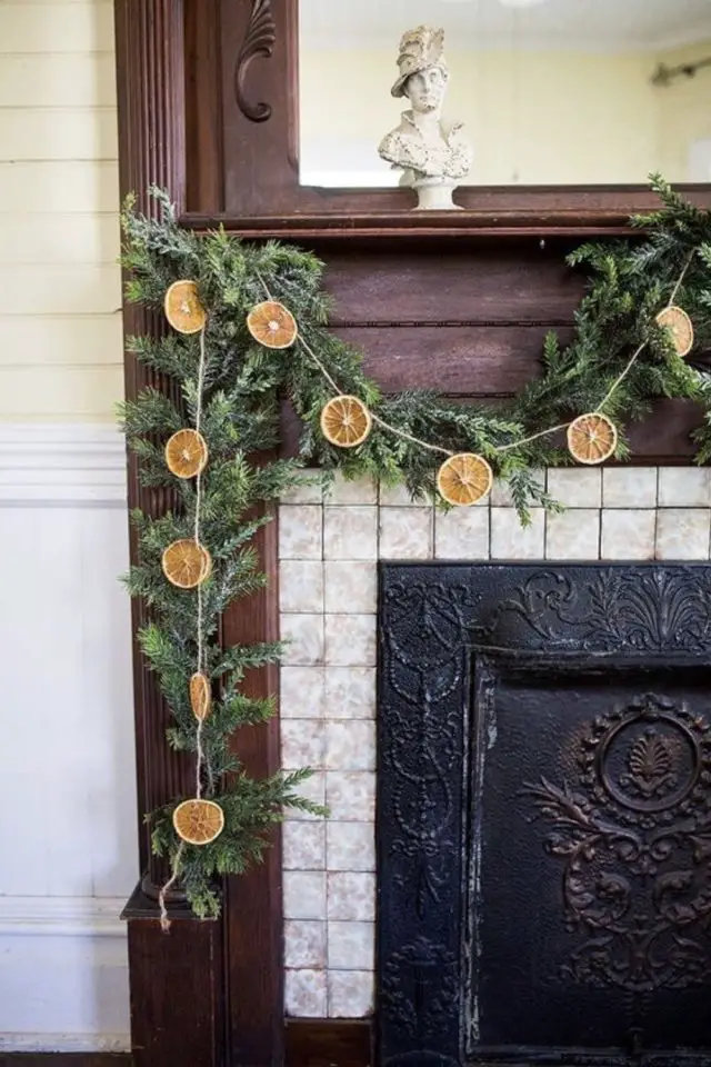 coup de coeur deco noel décor de cheminée ancienne guirlande naturelle sapin et rondelle d'orange séchée