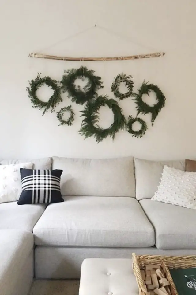 coup de coeur noel deco nature diy couronnes de sapin suspendues au dessus du canapé