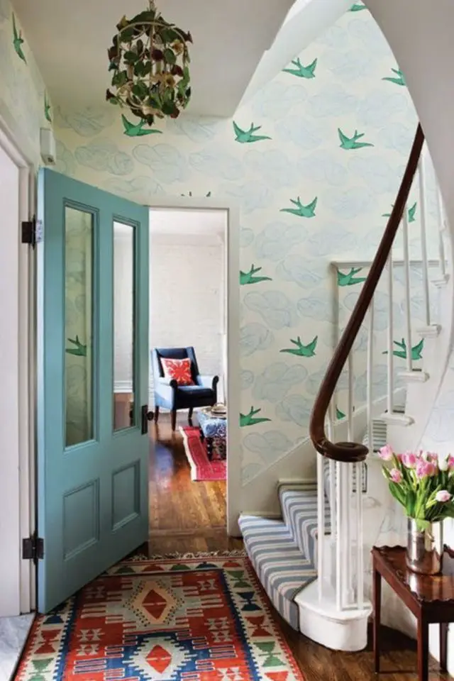 deco entree style eclectique vintage papier peint vert hirondelle cage d'escalier mélange rayures blanche et bleu