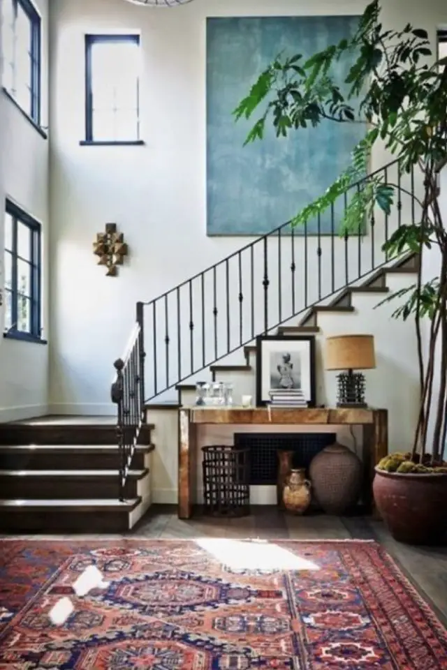 deco entree style eclectique vintage tapis ancien console en bois grand espace ouvert cage escalier