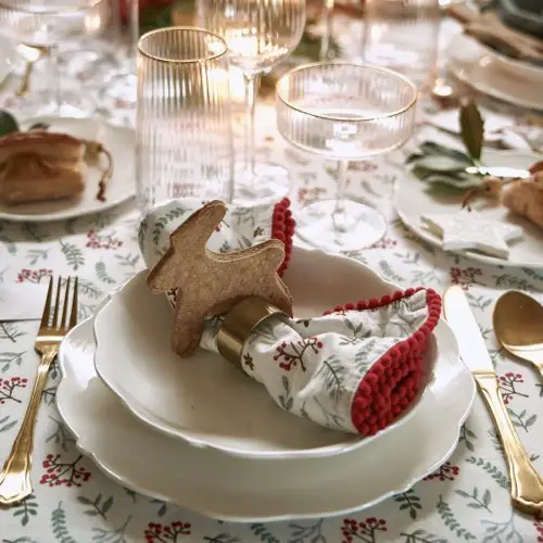 decor table noel chic Lot de 4 serviettes de table, Winter berry fond blanc imprimé vert et rouge