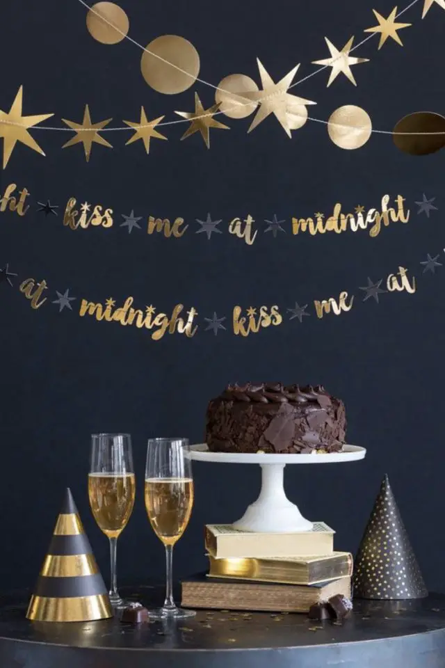 decoration nouvel an noir et or exemple buffet guirlande dorée champagne