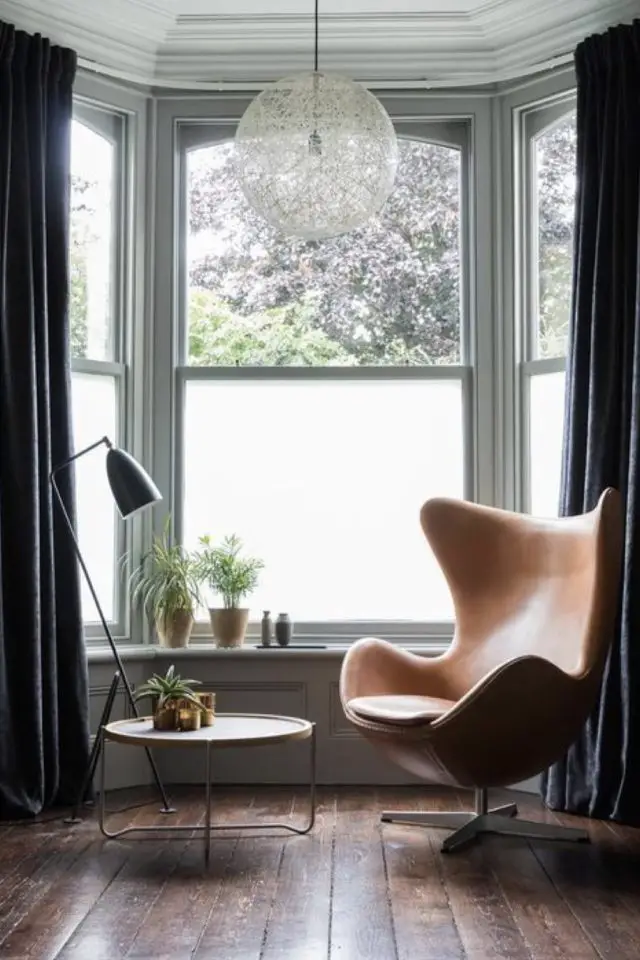 exemple amenagement meuble bow window fauteuil design vintage cuir lampe noir lecture table basse ronde décor élégant