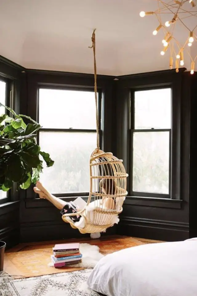 exemple amenagement meuble bow window fauteuil suspendu en rotin murs peints en couleur sombre noir