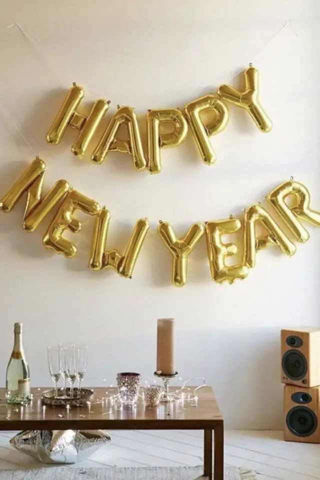 exemple deco nouvel an ballons happy new year lettres dorées