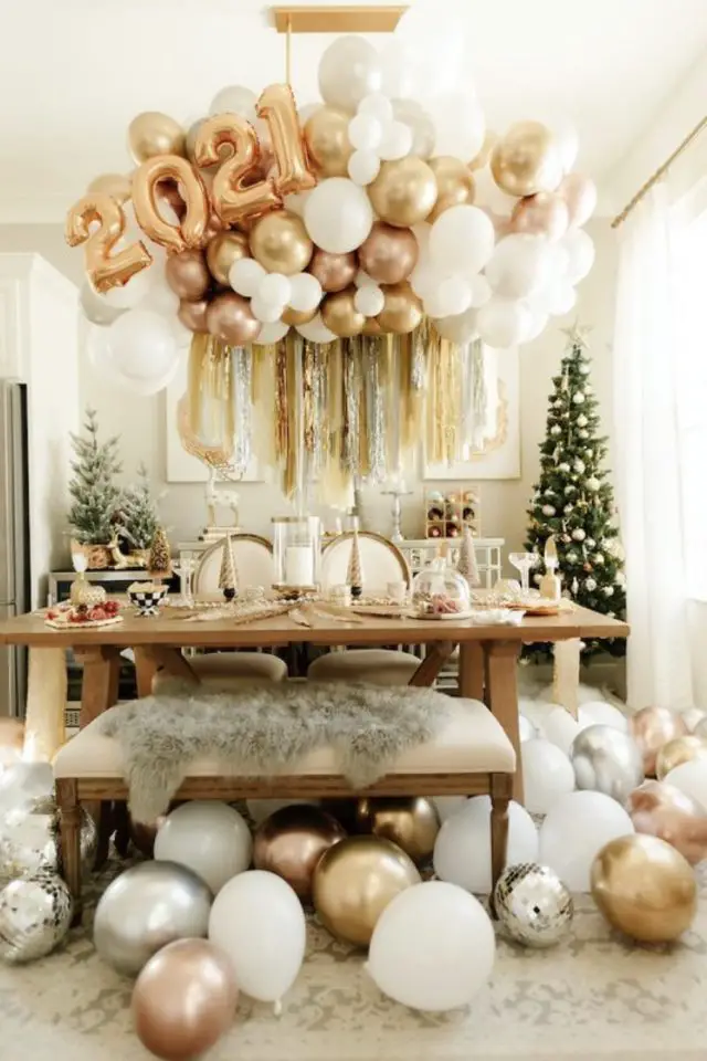 exemple deco nouvel an ballons moderne cuivré doré festif dessus table