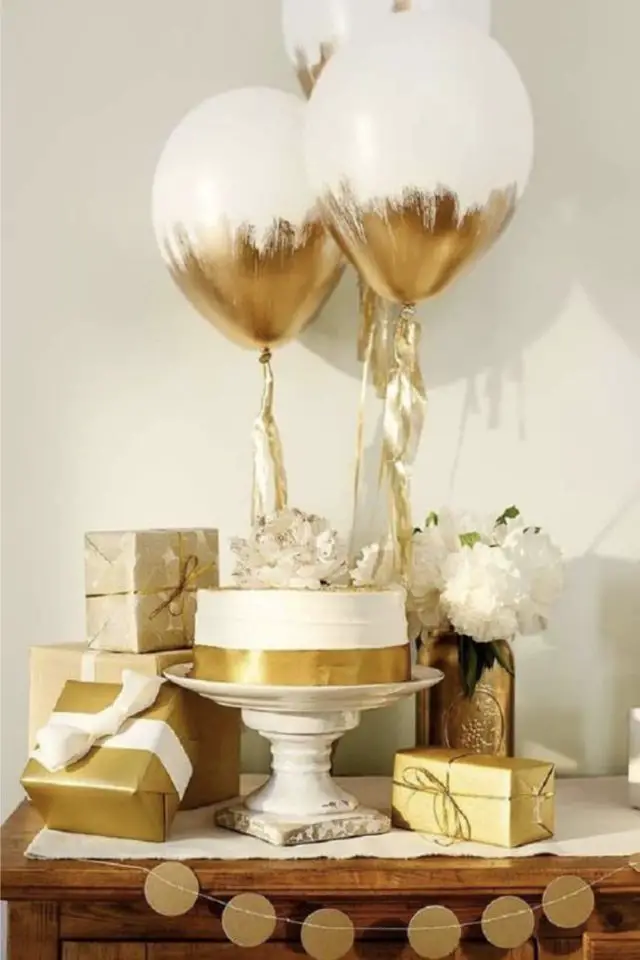 exemple deco nouvel an ballons buffet blanc et or glamour festif