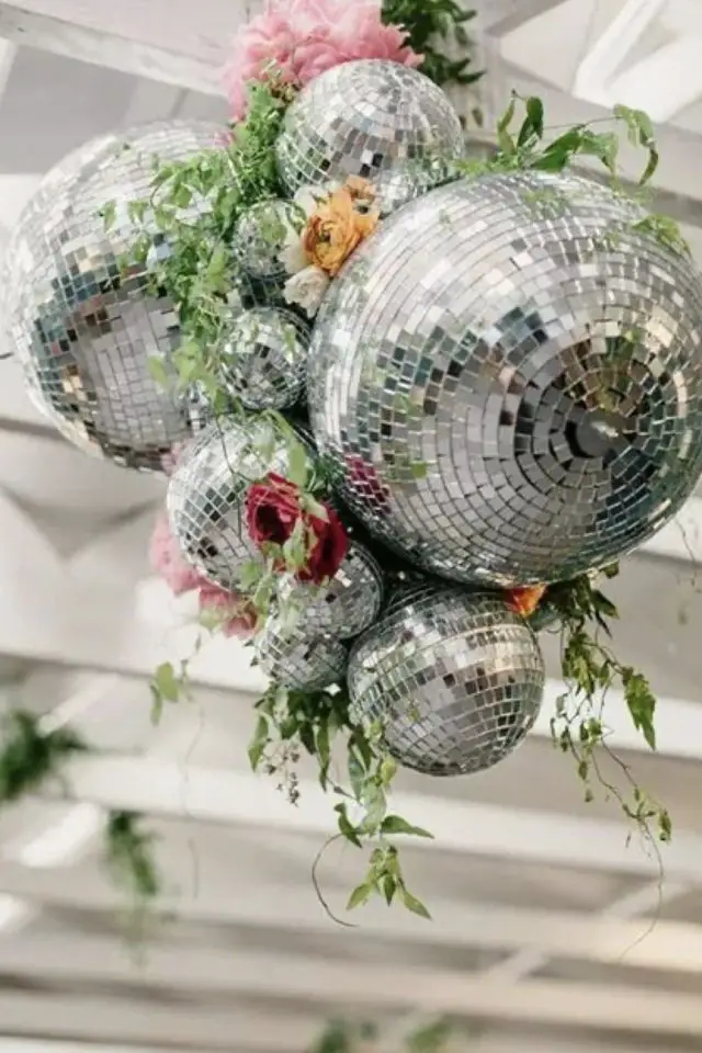 exemple decoration interieure boule a facette décor de mariage fleur suspension