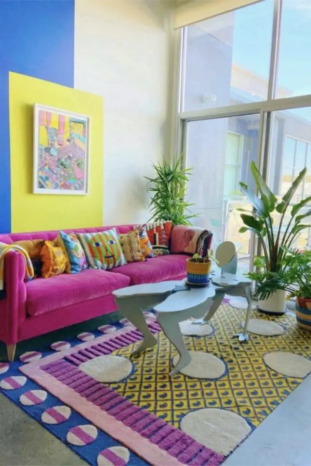exemple interieur decoration maximalisme couleur color block salon peinture murale canapé tapis