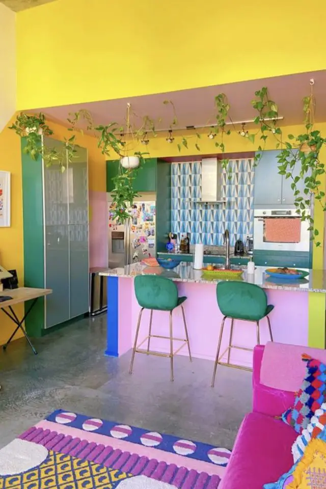 exemple interieur decoration maximalisme couleur cuisine ouverte avec bar années 80 jaune vert rose