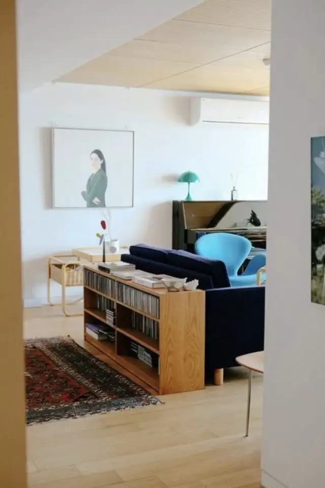 idee deco tendance maison 2023 meuble en bois arrière canapé intérieur moderne vintage
