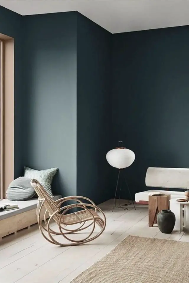 interieur minimaliste tendance deco 2023 choix couleur peinture mur vert kaki mobilier neutre et arrondi