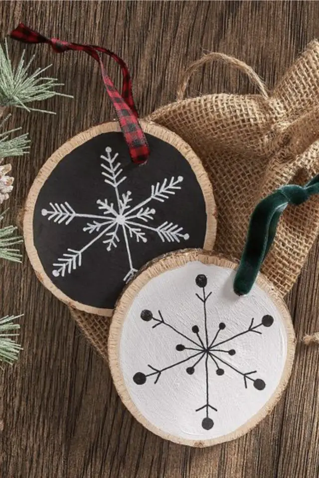 noel diy decoration rondin de bois flocon de neige noir et blanc moderne facile à faire